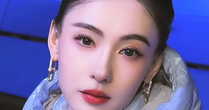 45岁张柏芝初冬穿搭：盘发+羽绒服，保暖又减龄，美得像小姑娘