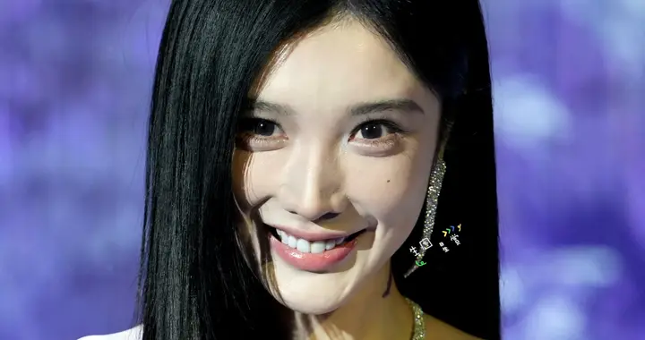 戴燕妮抹胸写真美图