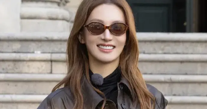 金晨这回风格大变！长款皮衣+皮裤+长筒靴，时髦又高级！