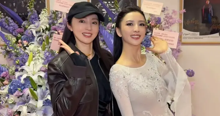 42岁佟丽娅也太美了吧！和好闺蜜董璇一起合影，都被美到了！