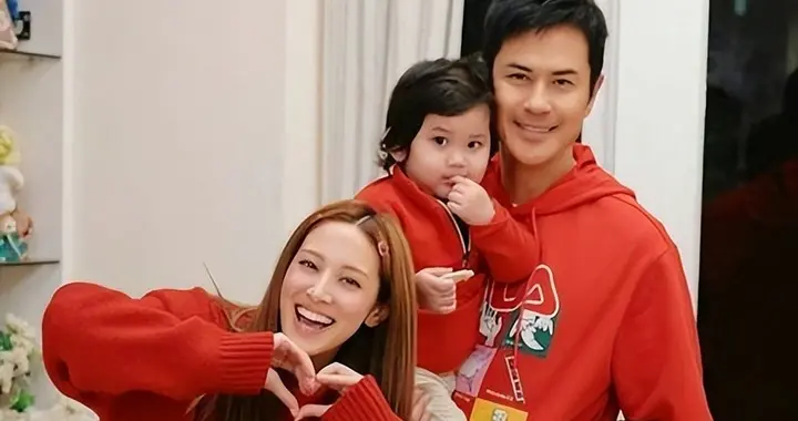 被曝父女恋后，她嫁大21岁明星4年抱3娃，现住1.2亿豪宅生活幸福