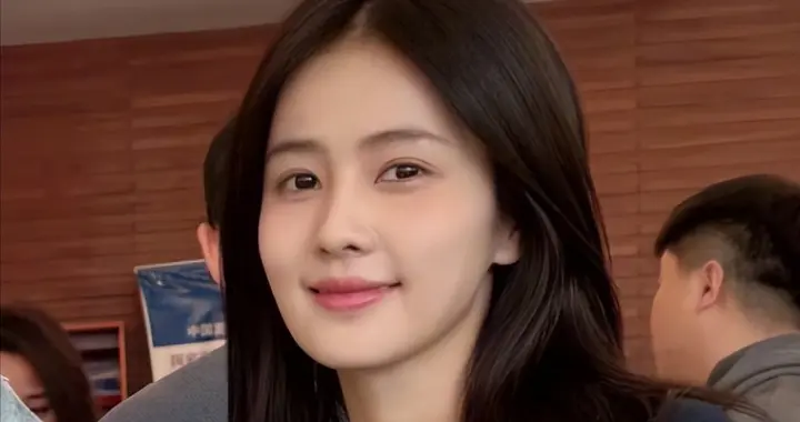 广电培训明星生图，关晓彤肿胀脸蒜头鼻，杨颖惊艳，白鹿咋瘦成这