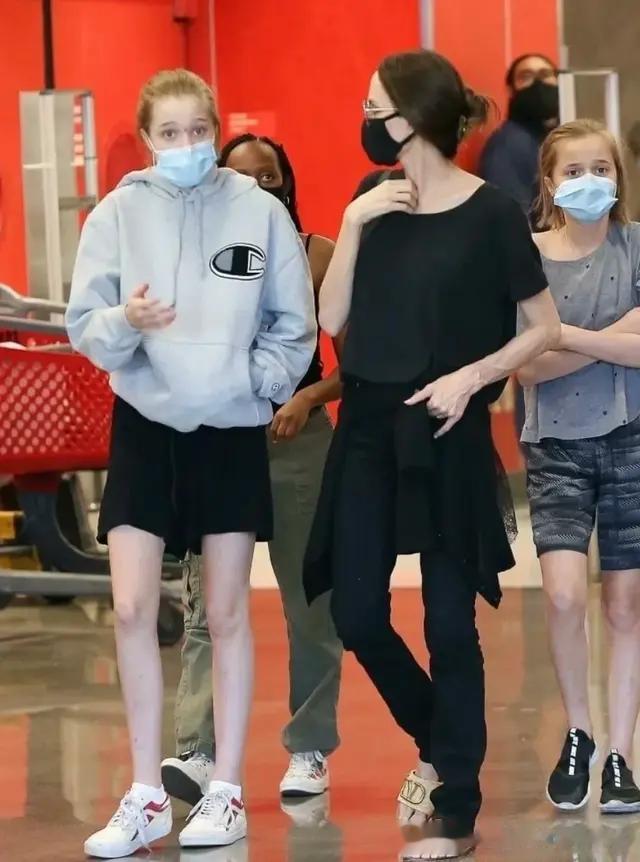 安吉丽娜朱莉带女儿出街，假小子希洛这身材完美遗传了巨星妈妈