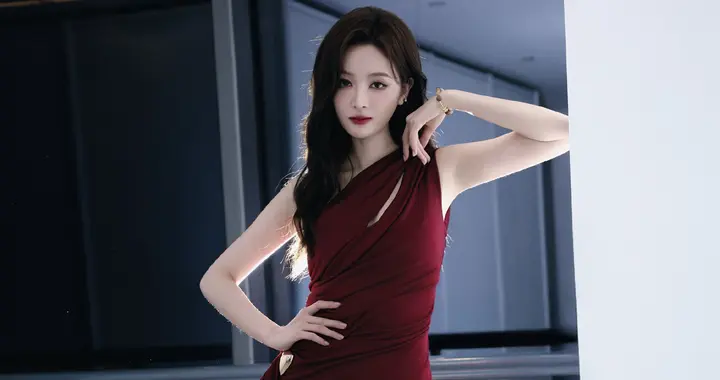 吴宣仪 超短裙搭配黑色一字带高跟