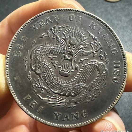 这枚北洋造光绪元宝银元品相完美，包浆带有五彩