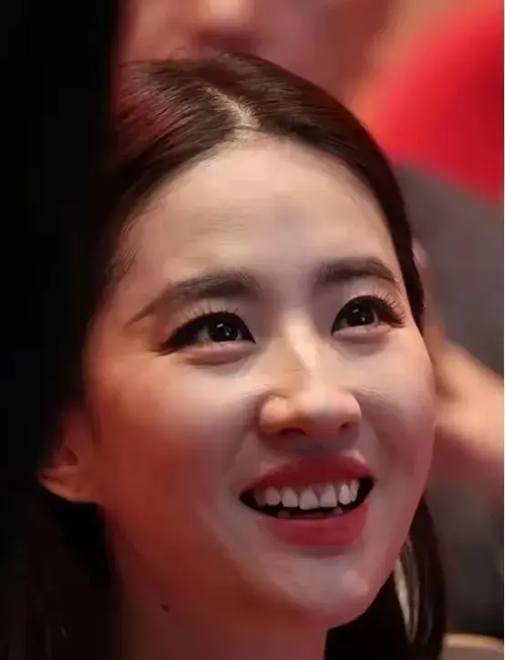 刘亦菲素颜的样子，原来与路人无差别，网友：这才是明星真实状态