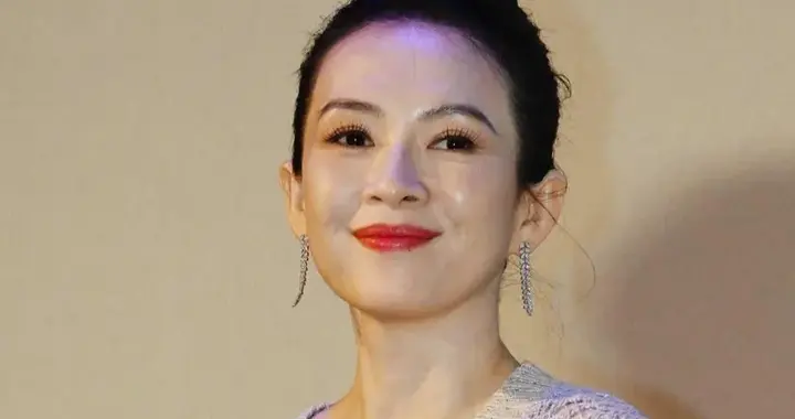 46岁章子怡增肥后美得更高级！穿v领针织衫+小白裤，差点认不出