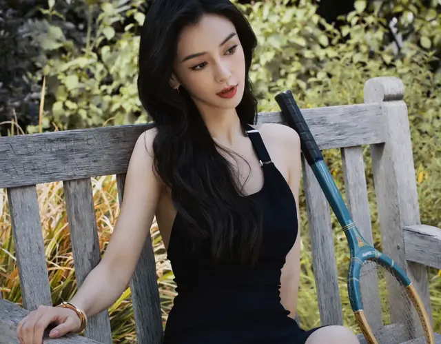 还是Angelababy翘二郎腿有意思，又飒又甜，腿型真好看