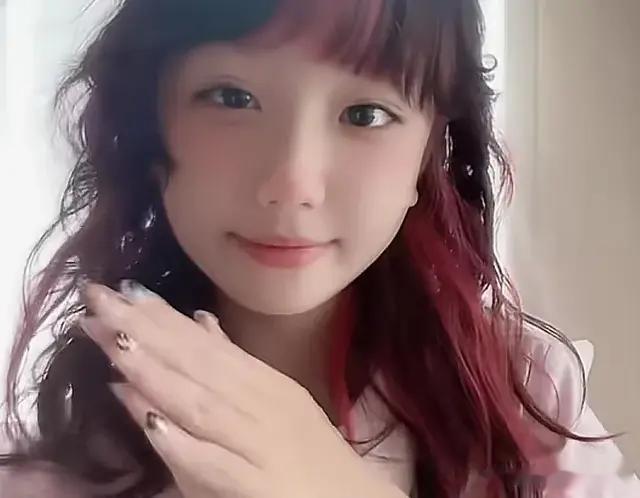 张丹峰女儿曝近照，10岁张晞彤挑染红发做美甲，颜值赶超洪欣