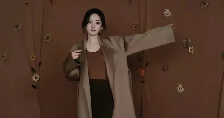 杨幂光腿穿大衣，美腿玉足