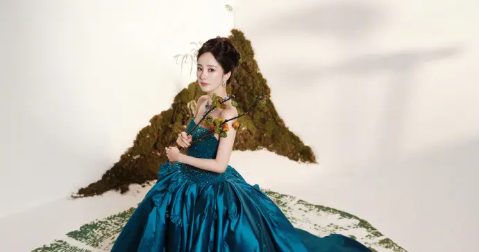 美神降临！杨幂穿30多斤礼服裙亮相活动，盘发造型太绝了
