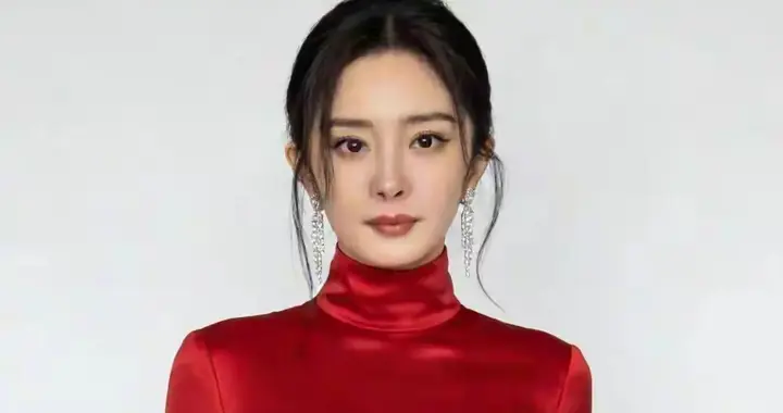 红绸曳地，杨幂这一身把明艳与温柔穿到极致