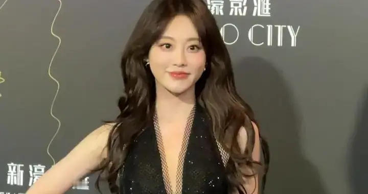 祝绪丹亮相实力派MAT年度盛典，身着黑纱礼裙勾勒出曼妙身姿好美