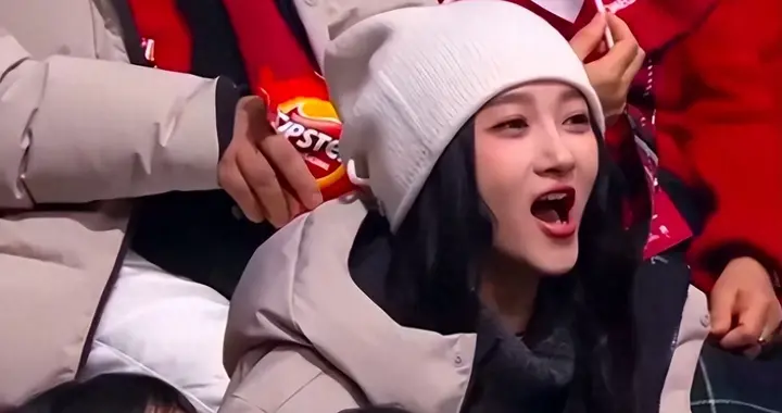 离新年还剩5天，关晓彤整了波大的，鹿晗刷到估计都得愣一下