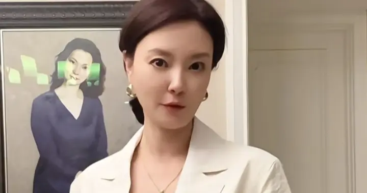 刘芳菲分享，一袭白西装，气质温婉知性，美貌与穿搭尽显高级感