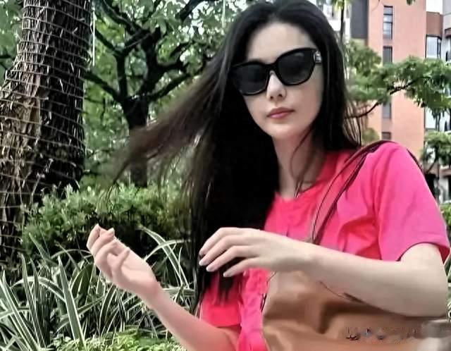 张馨予公园散步照，网友纷纷为她身材点赞，健康与努力成就真美。