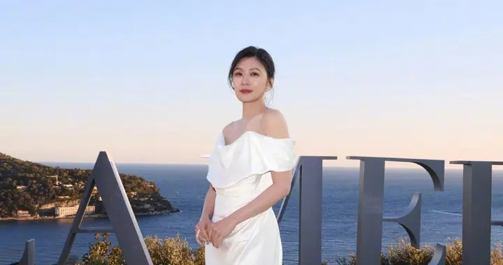 贾静雯海边纯白造型杀疯了！40＋状态美成\人间白月光\