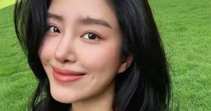 杨采钰底气不足在线回应细姨传闻，40万卡地亚手镯买不来安全感