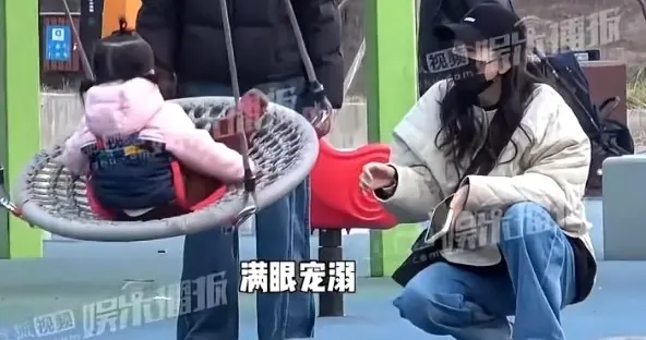 王鸥带两岁女儿公园荡秋千，带娃显生疏，妈妈随行不满她总看手机