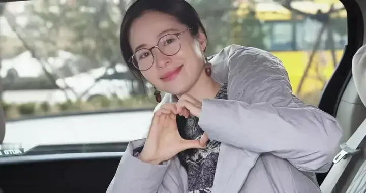 江一燕私服穿搭真时髦！长款羽绒服+提花毛衣+小白裤，减龄又高级