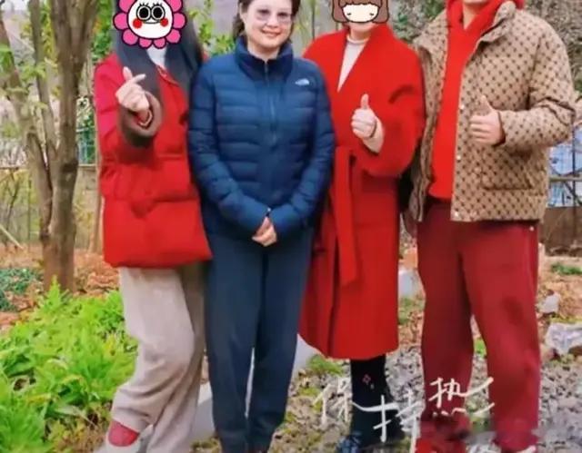 52岁袁立与小11岁丈夫农村走亲戚，发福后仍然貌美，生活惬意