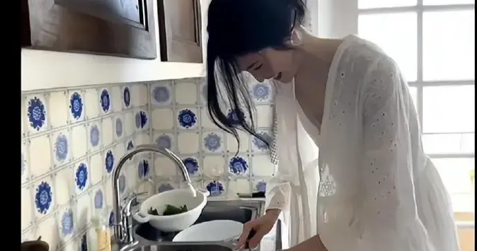 何穗居家下厨视频播放破亿，镜头前她素颜切菜，非常接地气 ???