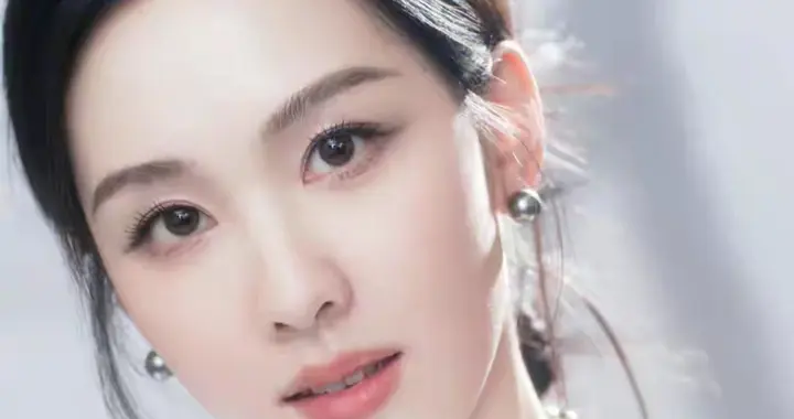 陈都灵国剧盛典穿白礼裙，低扎发配四层珍珠链，气质清冷颜值惊艳