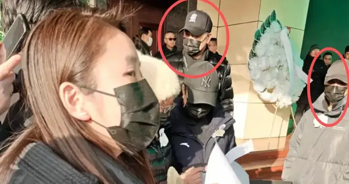 何晴追悼会！疑许亚军父子现身，包裹严实双眼泛红，两人一脸悲伤
