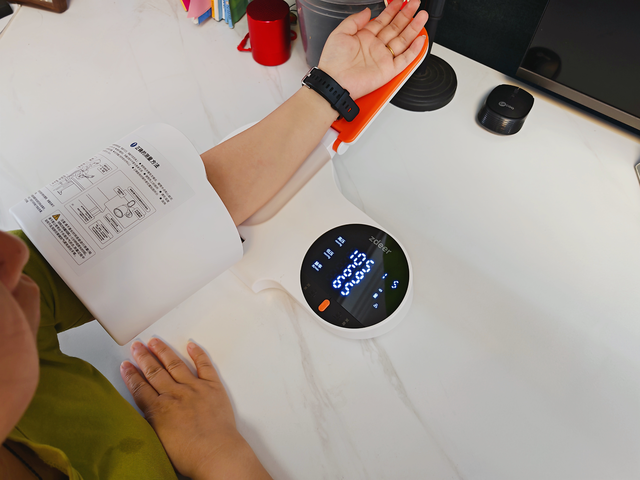 告别测血压麻烦的烦恼，老人也可轻松上手，左点臂筒式血压计评测