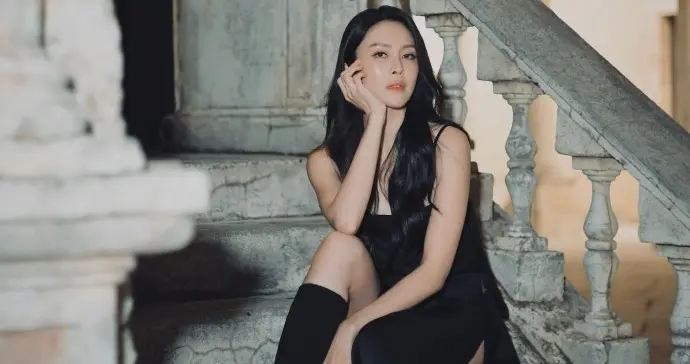 模特张曦雯脚踩高跟筒靴写真，这腿真是极品，霸气十足的御姐