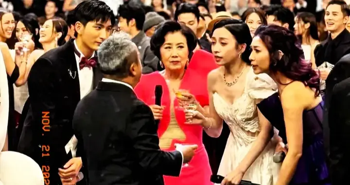 汪明荃主持TVB58台庆穿高跟鞋好矮身高缩水了走路像老太太小踱步