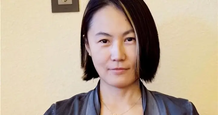 爱上有妇之夫，抢走王菲丈夫，未婚先孕，如今只能和女儿相依为命