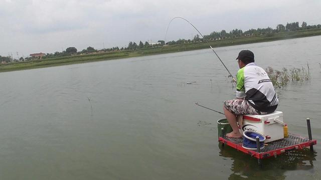 渔具店主帮你选后挂，大品牌还实惠，鱼竿架得稳如泰山