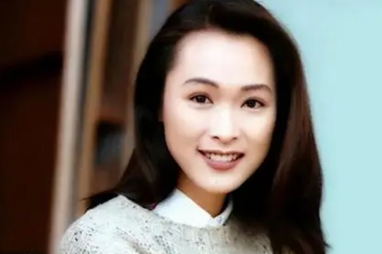 童爱玲|香港一代女神隐退八年宣布复出！49岁依旧皮肤紧致，风韵犹存