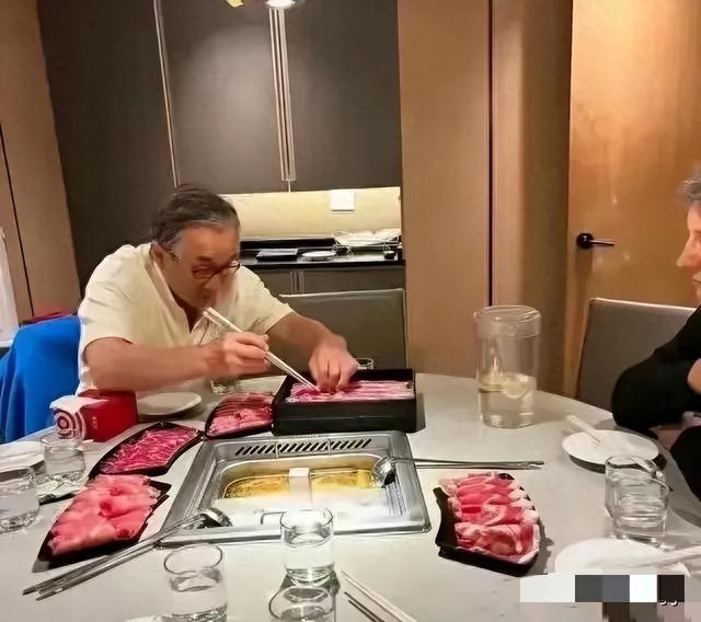 网友偶遇成龙吃火锅，满头白发不细看认不出来，老得让人心疼