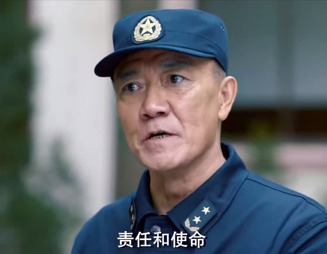 央一开播！35集军旅大剧来袭！李幼斌领衔，阵容深厚，不追都不行