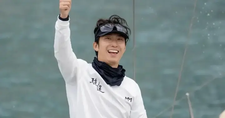 13日窦骁在中国香港参加帆船比赛，无修图竟然疲惫不堪，有了胡子