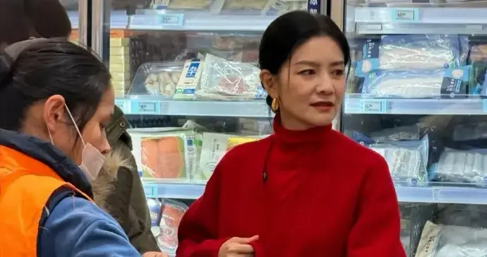50岁胡可买年货被偶遇，她穿着大红色短大衣，看起来喜气洋洋！ ???