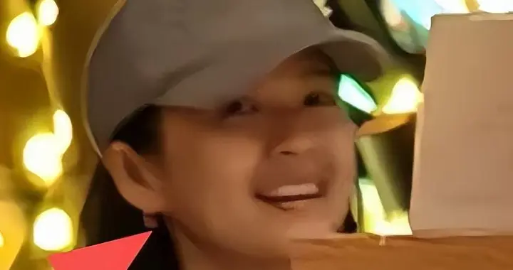 章子怡三亚陪孩子太拼了！被晒到皮肤黝黑、身材走样还长了小肚腩