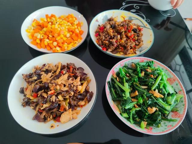 江西一家4口的午餐，4个家常菜，成本25块，网友：一看就是江西人