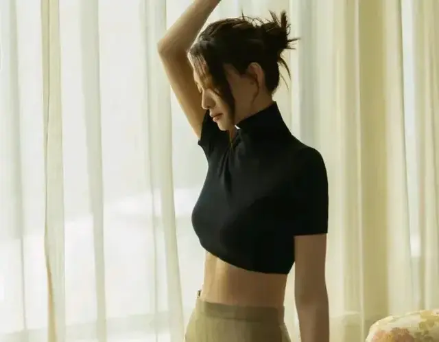 年近50的李小冉美得不可方物，好心态让她越活越年轻