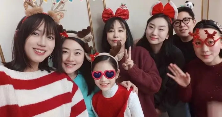 张梓琳庆祝圣诞节，俩女儿超萌出镜，9岁胖妹露正脸和妈妈一样美