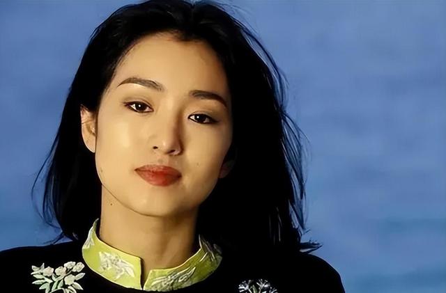 藏了31年！原来她就是“戏骨”何政军妻子，难怪当年拒绝巩俐示爱