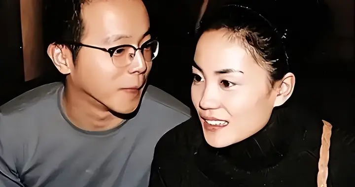 王菲没想到，自己56岁的前夫如今隐居阿那亚，把生活过成了一首诗