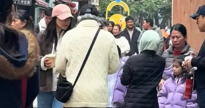 郭晶晶霍启刚一家逛街，不戴口罩接地气，霍震霆获孙子同意一起玩