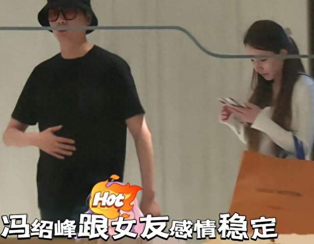 冯绍峰跟女友逛街被拍，两人超低调一前一后出电梯，女友看着漂亮