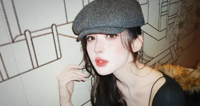 娜扎黑色T恤出镜，锁骨凸显，五官在线！