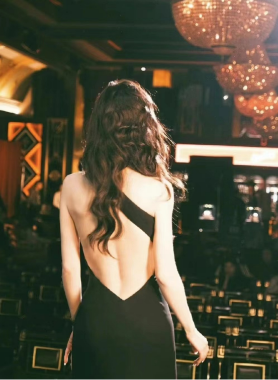 35岁杨颖出席活动大露美背，性感背沟太抢眼，皮肤白到发光