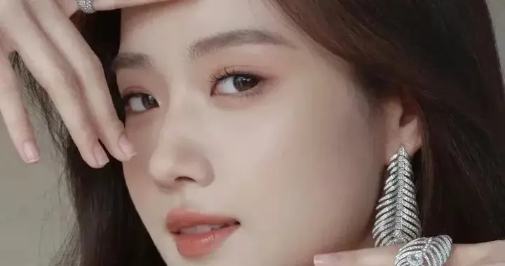 卢昱晓｜黑色深V镂空长裙，轻熟风与高级感并存。