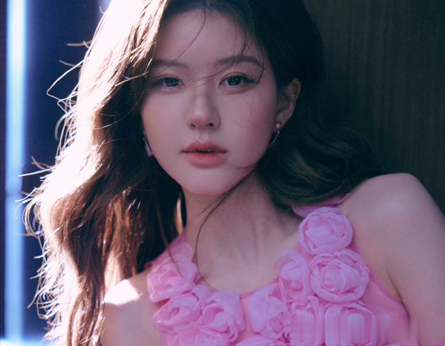 赵露思-粉红玫瑰亮银短裙妆造写真，坠入凡间的天使精灵